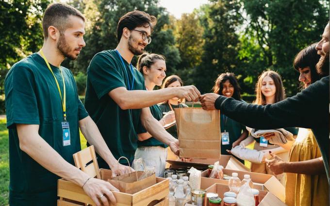 idei de a doua întâlnire cu un cuplu care se oferă voluntari în parc