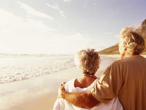 Cuplu mai în vârstă pe plajă