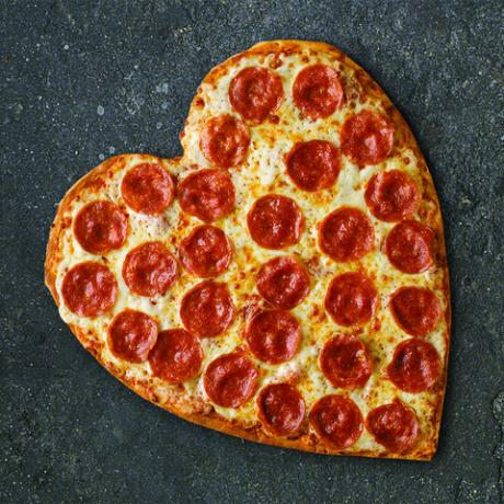 pizza pepperoni în formă de inimă