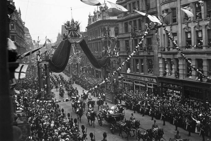 procesiunea Regatului Unit care trece de-a lungul unei artere aglomerate din Londra în timpul încoronării lui Edward vii 1841 1910 în dreapta este o cameră de ceai j lyons fotografie de ssplgetty images