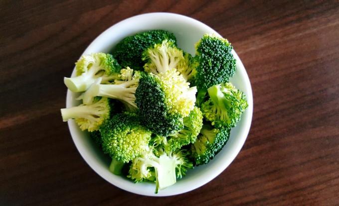 Prim-plan cu broccoli în castron