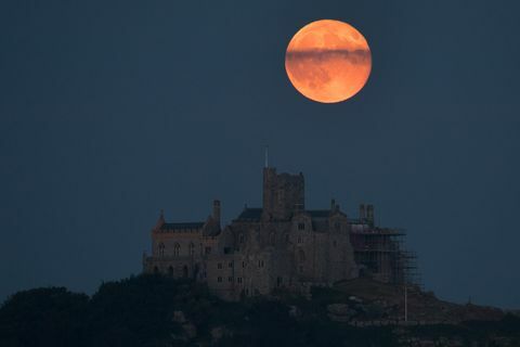 luna de căpșuni se ridică deasupra muntelui Sf. Michael