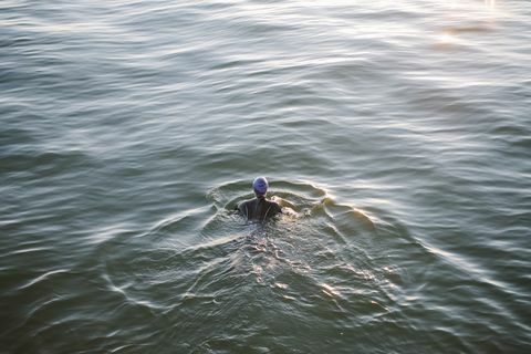 Femei înotătoare de apă deschisă în mare