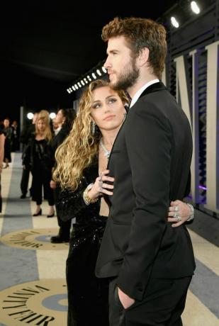 Miley Cyrus și Liam Hemsworth Show PDA la Vanity Fair Oscars After Party 2019 Red Carpet