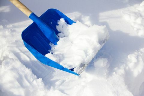 Un studiu medical avertizează oamenii să nu lopeze zăpada din cauza riscului de atac de cord