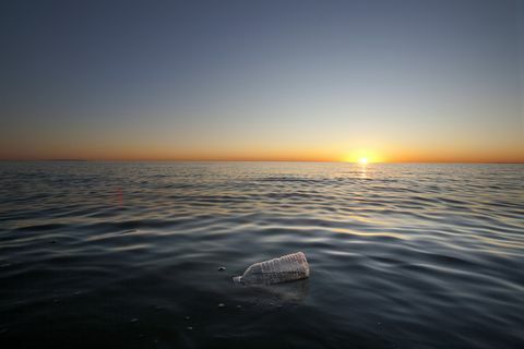 Sticlă de plastic care plutește în Oceanul Pacific, Santa Monica, California, SUA