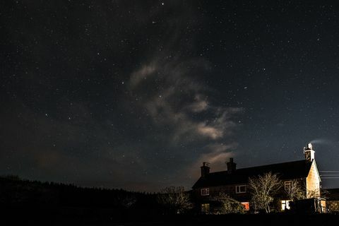 Ce să caute pe cerul nopții: Saturn va lumina o lună semilună perfectă peste Marea Britanie săptămâna aceasta