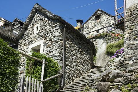 Elveția, Ticino, Corippo, case tipice din piatră naturală