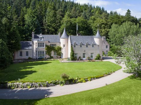 Castelul situat în Parcul Național Cairngorns, Scoția