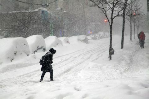 Femeie care traversează strada în timpul viscolului de zăpadă Jonas în Bronx