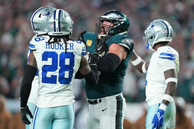 philadelphia, pennsylvania 5 noiembrie damone clark 33 din cowboys dallas intră într-o altercație cu jason kelce 62 din philadelphia eagles la câmpul financiar lincoln pe 5 noiembrie 2023 în philadelphia, pennsylvania fotografie de mitchell leffgetty imagini