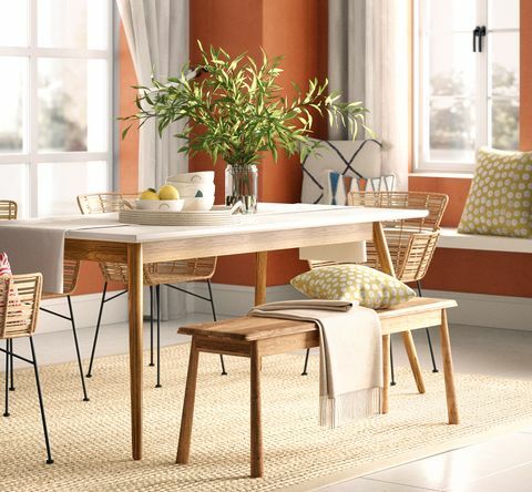 sufragerie cu pereți portocalii, mobilier din lemn și o temă inspirată de natură