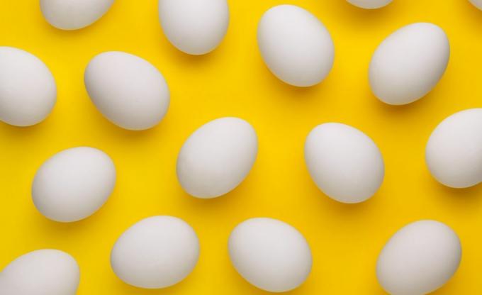 Fotografie cu cadru complet de ouă pe fundal galben