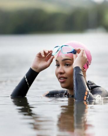 femeie în Cornwall, Marea Britanie înotând în lac