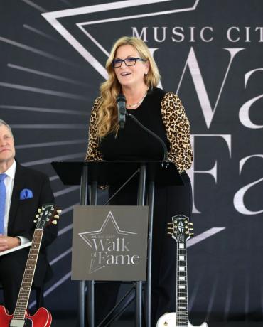 Nashville, Tennessee 10 octombrie Trisha Yearwood participă la ceremonia de introducere a celebrității din orașul muzical din 2022 la Music City Walk of Fame Park pe 10 octombrie 2022, în Nashville, Tennessee, fotografie de jason kempingetty imagini