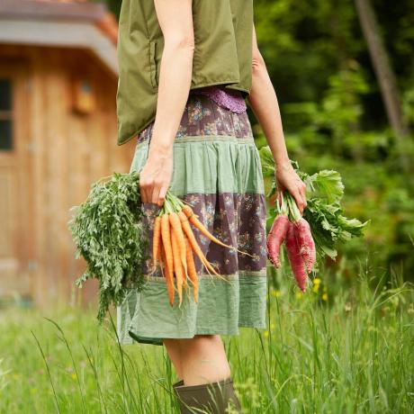 femeie la grădinărit