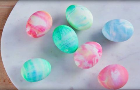 Cum se fac ouă de Paște marmorate cu vată răcoroasă