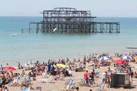 Unda de căldură din Marea Britanie - plaja Brighton