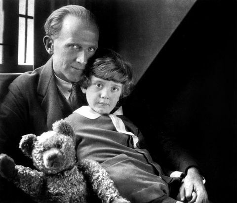A.A. Milne și fiul Christopher Robin și ursuletul său în 1926