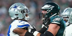 philadelphia, pennsylvania 5 noiembrie damone clark 33 din cowboys dallas intră într-o altercație cu jason kelce 62 din philadelphia eagles la câmpul financiar lincoln pe 5 noiembrie 2023 în philadelphia, pennsylvania fotografie de mitchell leffgetty imagini