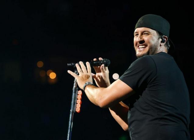 Nashville, Tennessee 12 august Luke bryan cântă la bridgestone Arena pe 12 august 2023 în Nashville, fotografie din Tennessee de jason kempingetty images