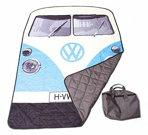 Această pătură Volkswagen Camper Van Picnic este accesoriul de vară final