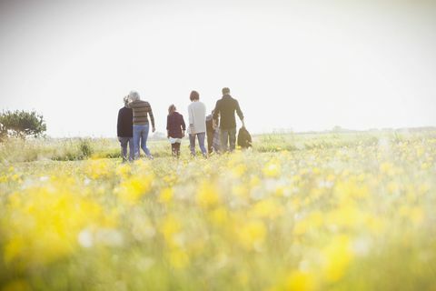 Plimbare în familie în mediul rural