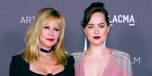 Dakota Johnson o cheamă pe mama să-i partajeze fotografii fără consimțământ