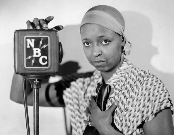 legenda originală ethel waters ca animatoare de radio în anii 1920, ea stă lângă microfonul nbc fotografie nedatată