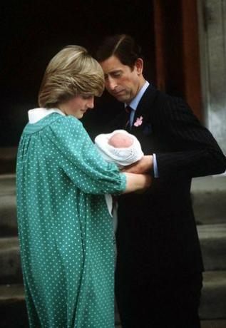 Prințesa Diana și Prințul Charles cu fiul lor nou-născut pe treptele spitalului St Mary, 1982