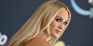 carrie underwood privind peste umăr