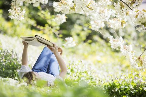 Carte de citire a femeii sub copacul înflorit