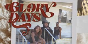 Capela Hart Glory Days coperta albumului, membrii trupei stând pe o verandă
