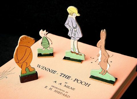 O primă ediție a cărții Winnie-the-Pooh cu personaje dintr-un joc din 1930, scoasă la licitație de Sotheby's în 2008