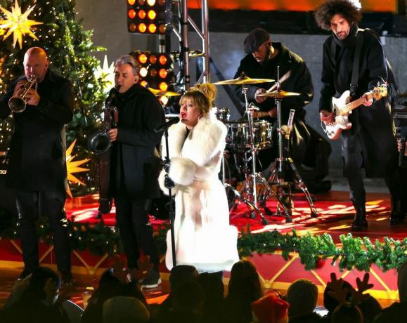 Kelly Clarkson cântând la Rockefeller Center