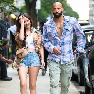 kacey musgraves și cole schafer sunt văzuți pe 18 iunie 2021 în New York City, New York mergând împreună pe trotuar