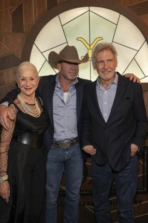 las vegas, nevada 3 decembrie, helen mirren, taylor sheridan și harrison ford participă la las vegas din 1923 premieră la teatrul bis de la wynn las vegas pe 3 decembrie 2022 în las vegas nevada fotografie de shy mcgrathwireimage