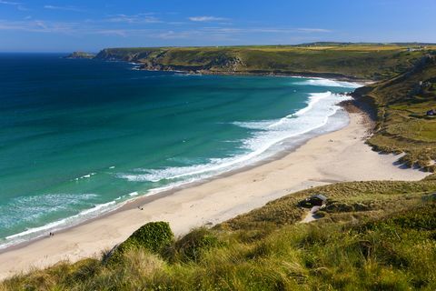 Plaja cu nisip la Sennen, pe peninsula Penwith, lângă Golful Whitesands.