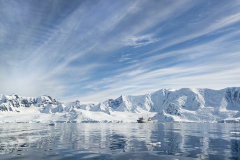 un vas polar de cercetare în Antarctica