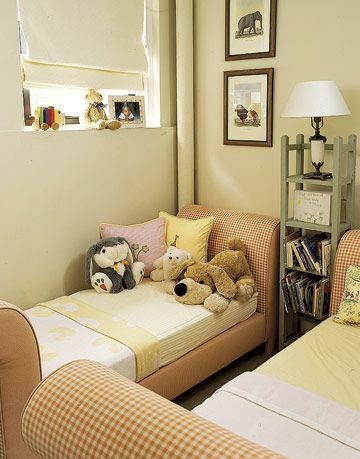 camera copiilor cu paturi cu sania din gingham