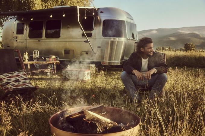 Luke Grimes în fața rulotei Airstream