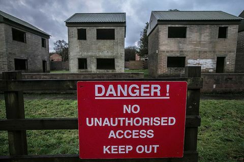 Satul fantomă abandonat - Imber - semne de avertizare